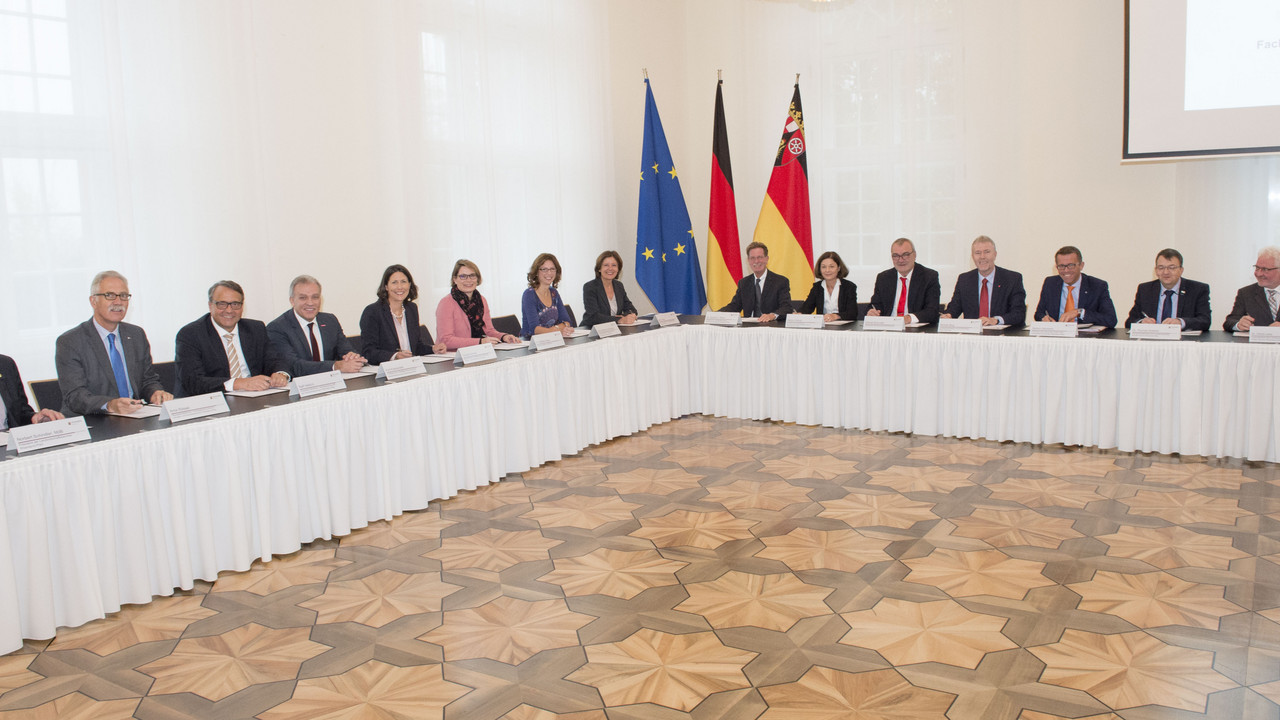 Gruppenfoto der Mitglieder des Ovalen Tisches im November 2017.