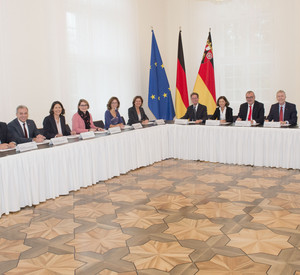 Gruppenfoto der Mitglieder des Ovalen Tisches im November 2017.