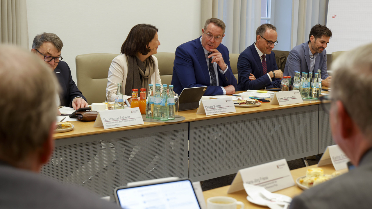 Ministerpräsident Alexander Schweitzer bei der Sitzung des Ovalen Tischs.