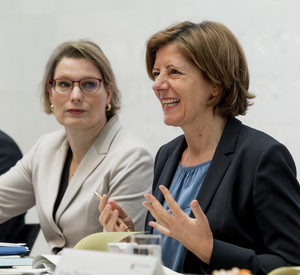 Ministerpräsidentin Malu Dreyer spricht am Ovalen Tisch