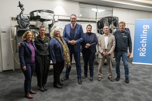 Ministerpräsident Alexander Schweitzer beim Besuch der Firma Röchling in Worms. 